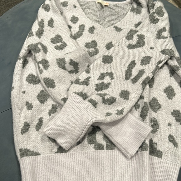 Gray pattern sweater - Picture 2 of 5